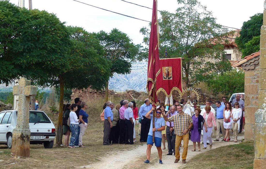 Inicio-de-la-procesion-de-Pedrajas-en-la-Virgen-de-Agosto